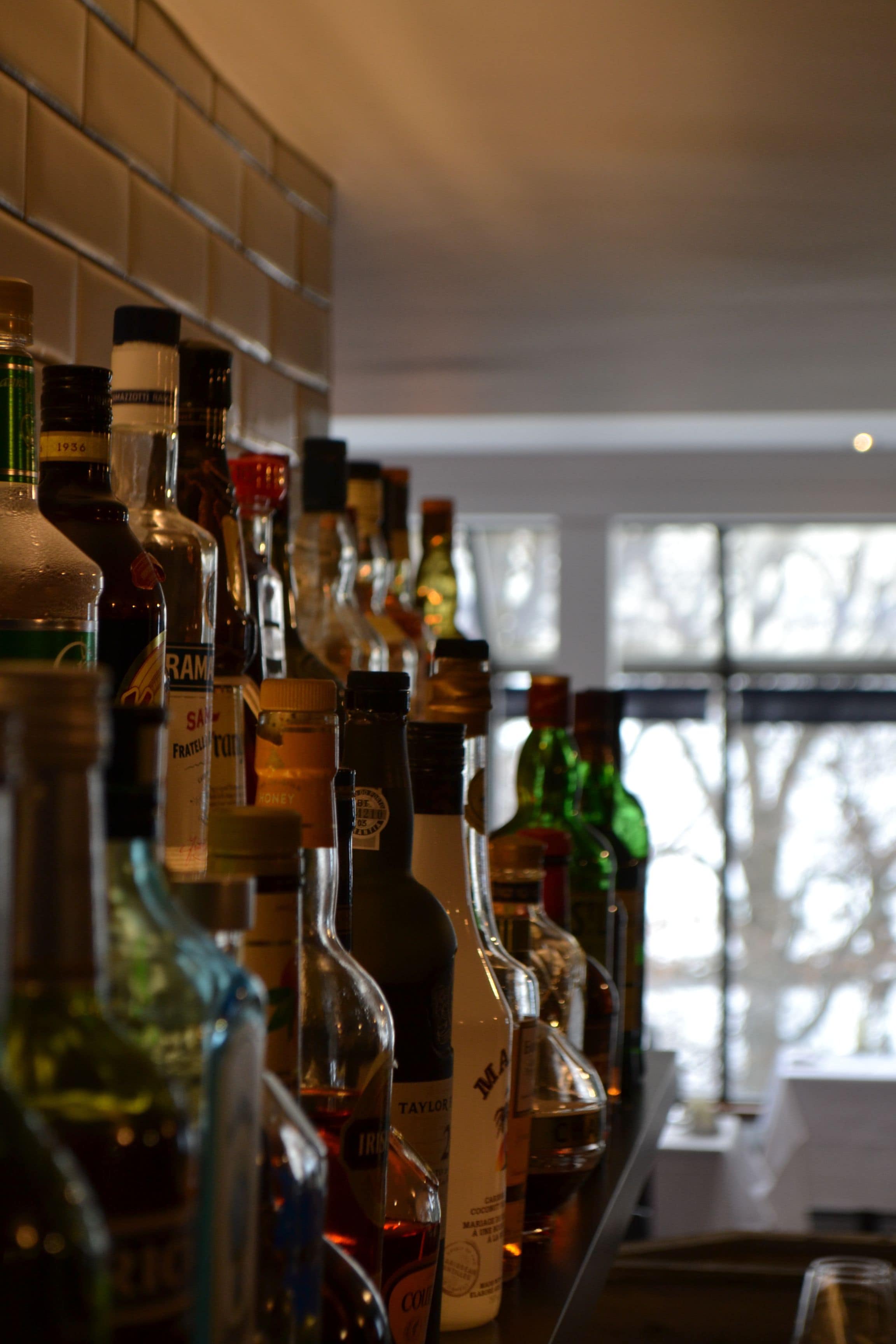 Un bar con varias botellas de licores.
