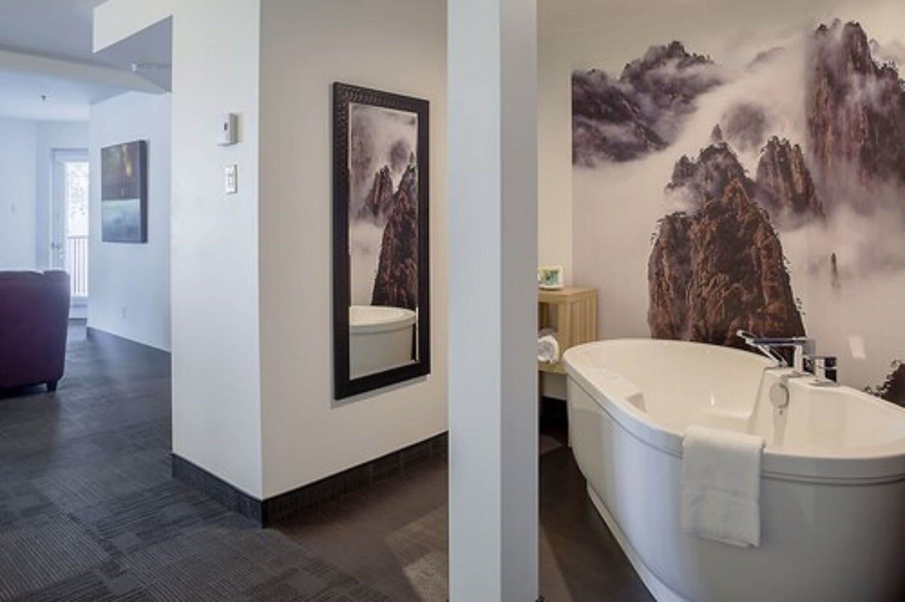 deluxe room, 1 king bed, jetted tub, river side | deep-soaking bathtub