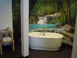 Deluxe Room, 1 King Bed, Jetted Tub, River Side | Deep soaking bathtub - L'Auberge du Lac Saint-Pierre (Trois-Rivieres)