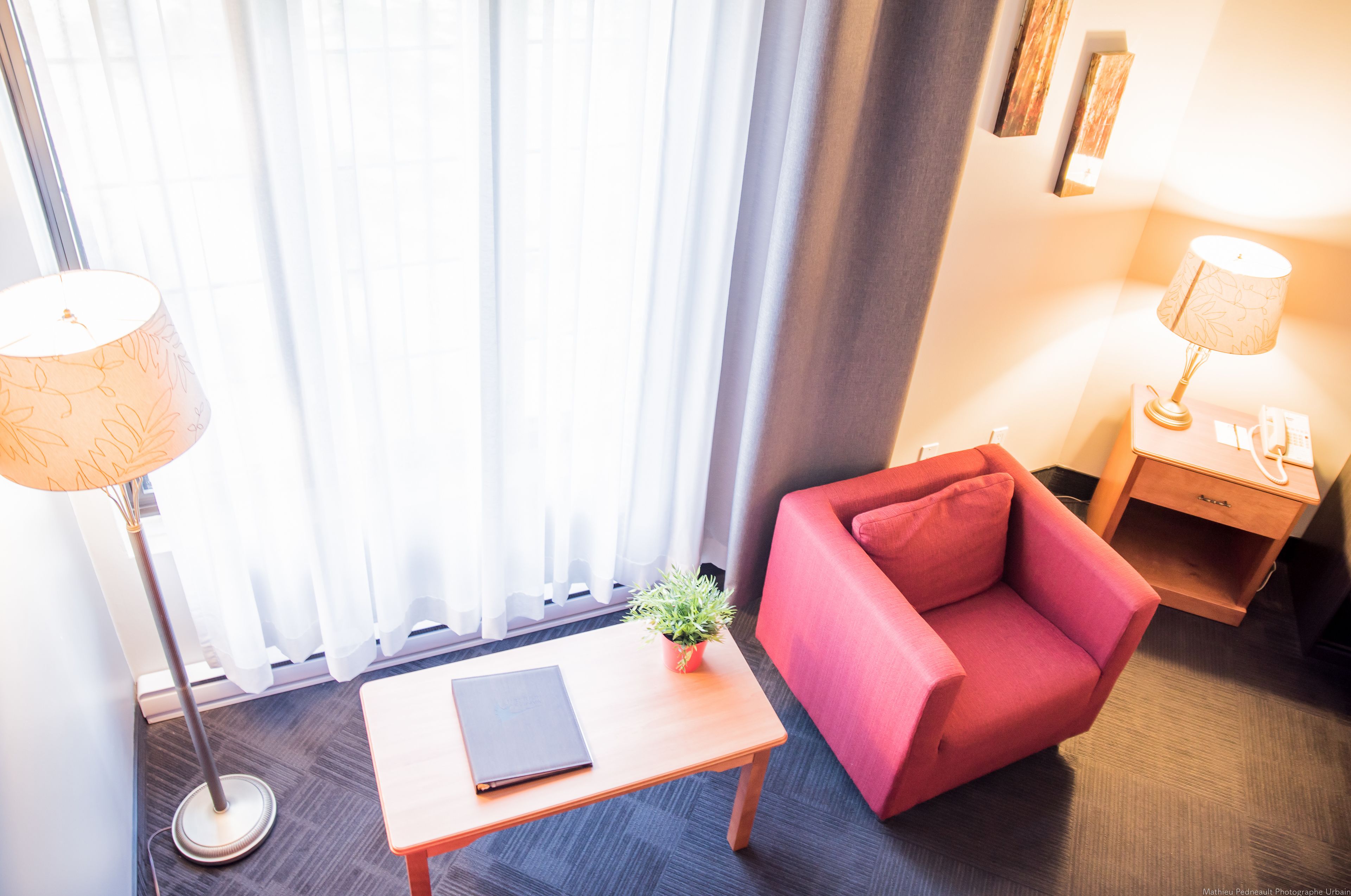 mezzanine suite, 1 queen bed & 1 murphy bed, court side | living area | 40-inch flat-screen tv with cable channels, tv, dvd player