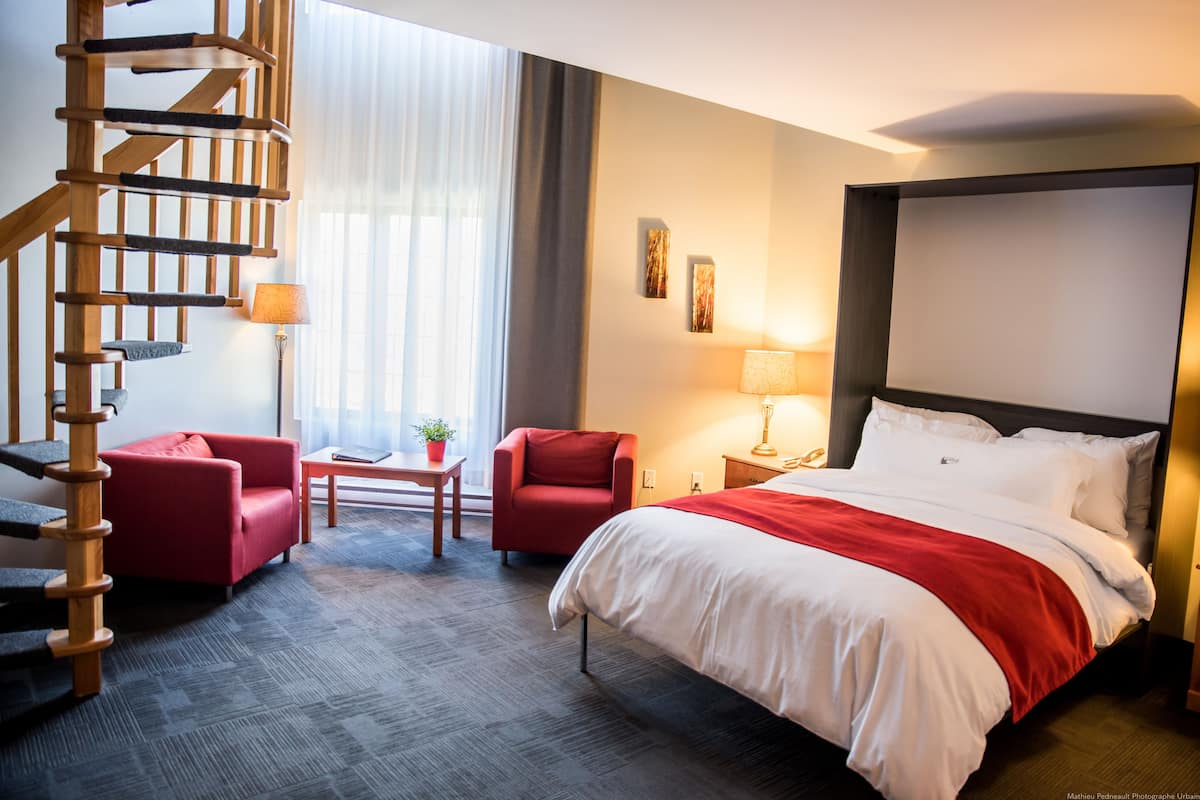 Suite Mezzanine, 1 grand lit et 1 grand lit escamotable, cÎté cour | Draps en coton égyptien, literie de qualité, décor unique