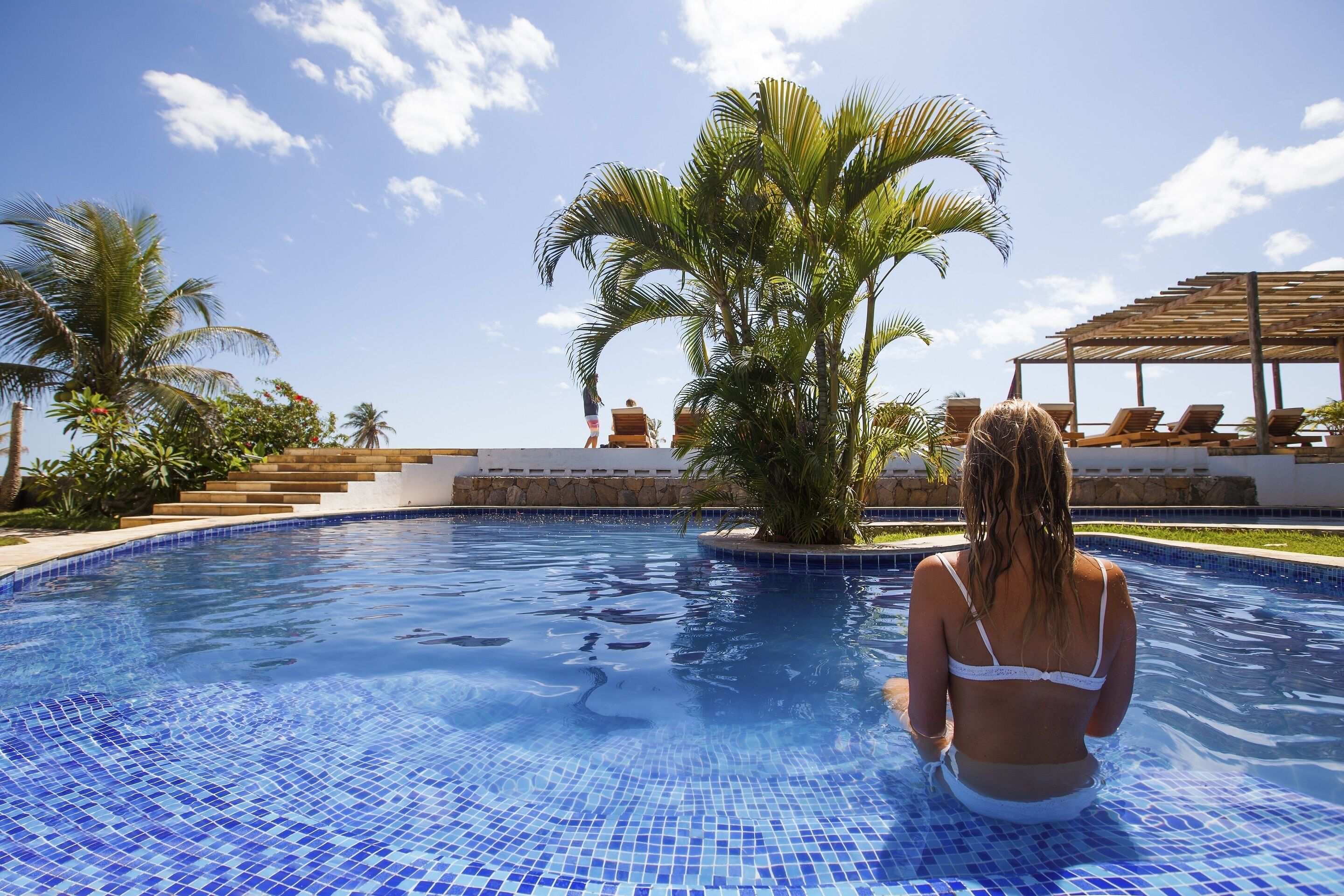 outdoor pool, open 8:00 am to 8:00 pm, pool loungers