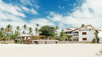 Fachada da propriedade à noite