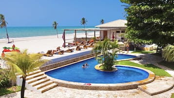 Una piscina al aire libre, sillones reclinables de piscina