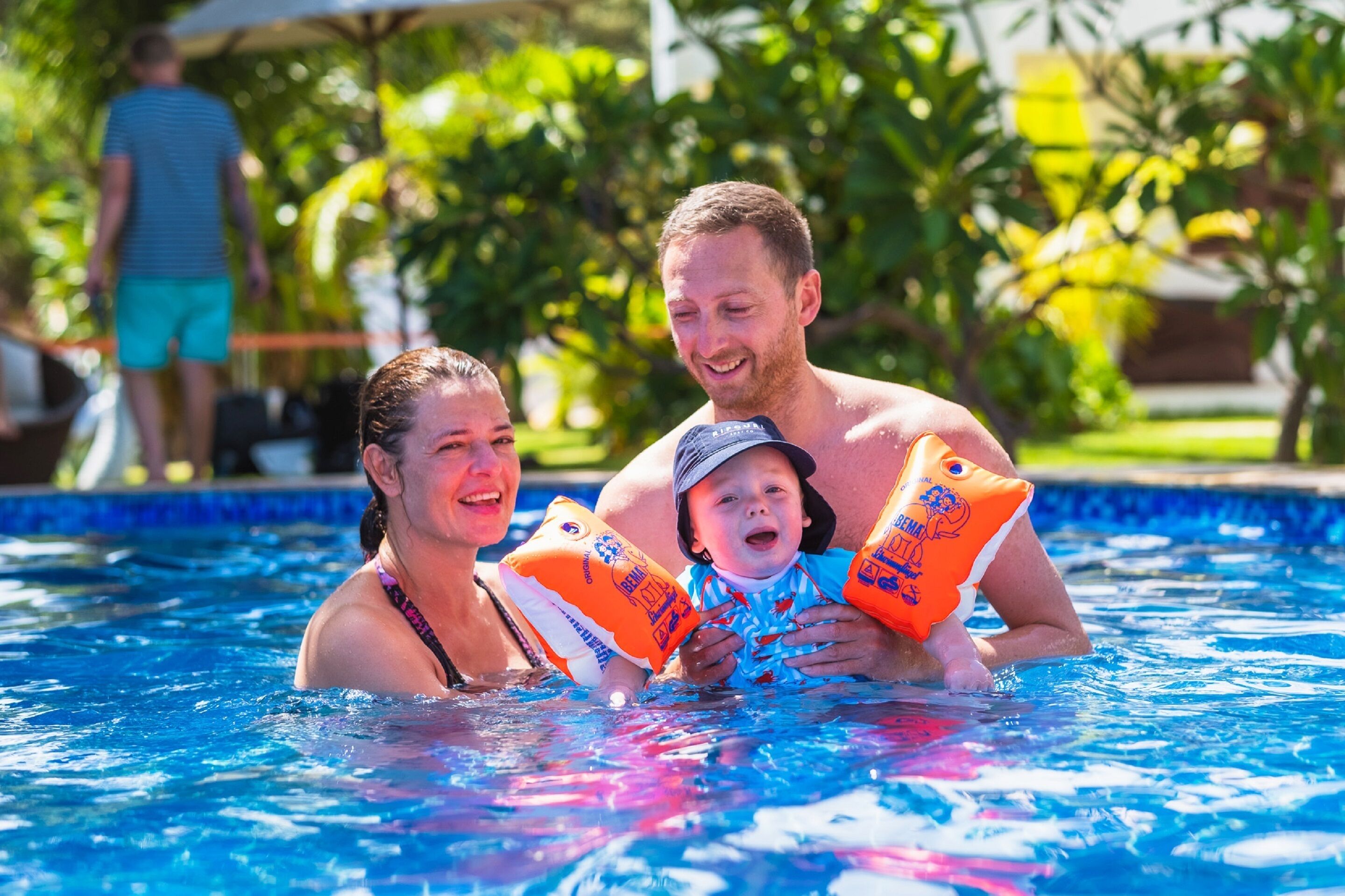 Een buitenzwembad, ligstoelen bij het zwembad