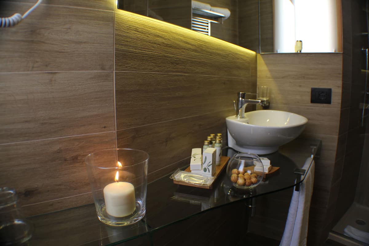 triple room | bathroom | shower, free toiletries, hair dryer, bathrobes