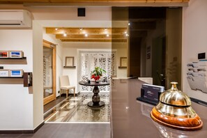 三人房 | 迷你吧、房內夾萬、書桌、免費 Wi-Fi