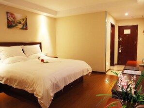 خزنة داخل الغرفة وستائر تعتيم ومكواة/لوح كي وواي فاي مجانًا