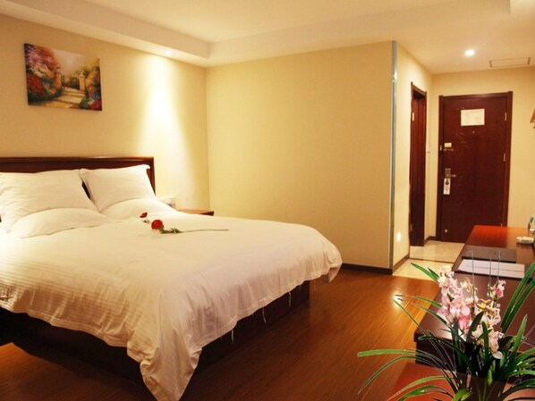 Zimmersafe, Verdunkelungsvorhänge, Bügeleisen/Bügelbrett