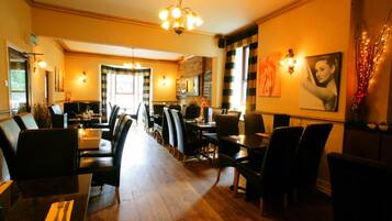 Phục vụ bữa trưa và bữa tối