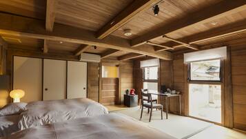 Una habitación de madera con una cama, un escritorio y una silla.