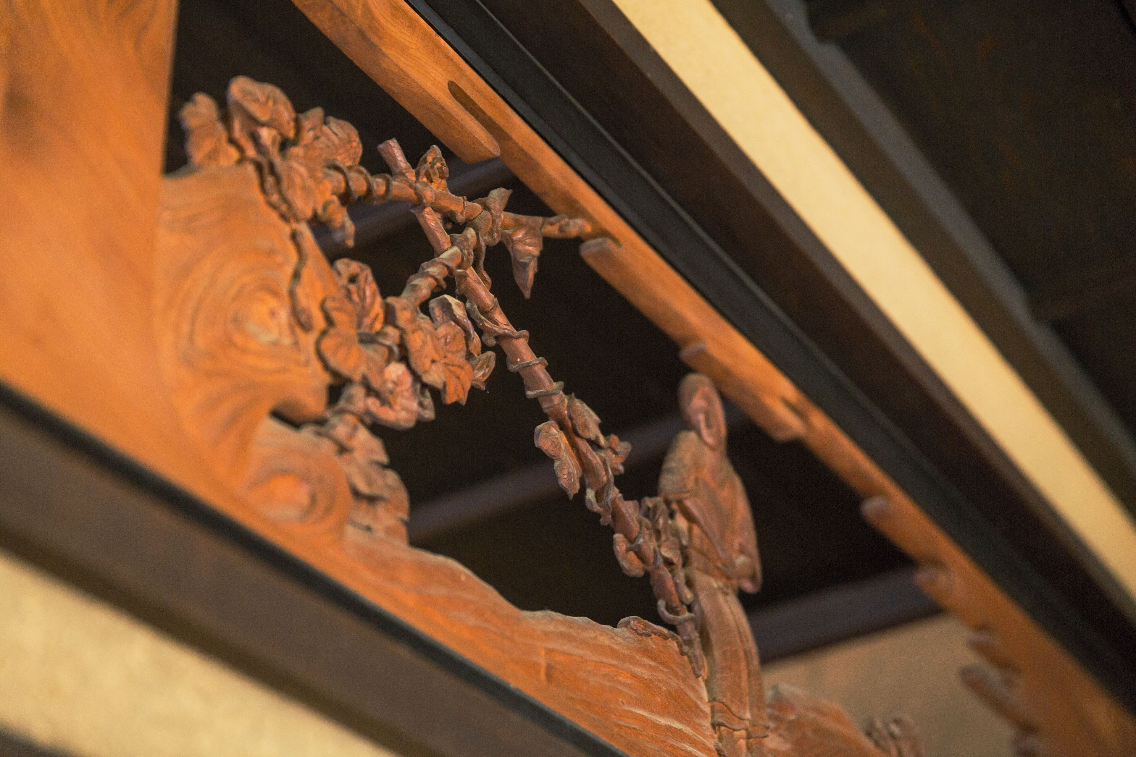 Un primo piano di una scultura in legno con decorazioni elaborate.