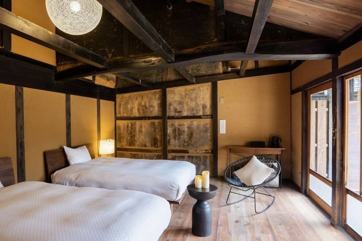 Ropa de cama de alta calidad y caja de seguridad en la habitación