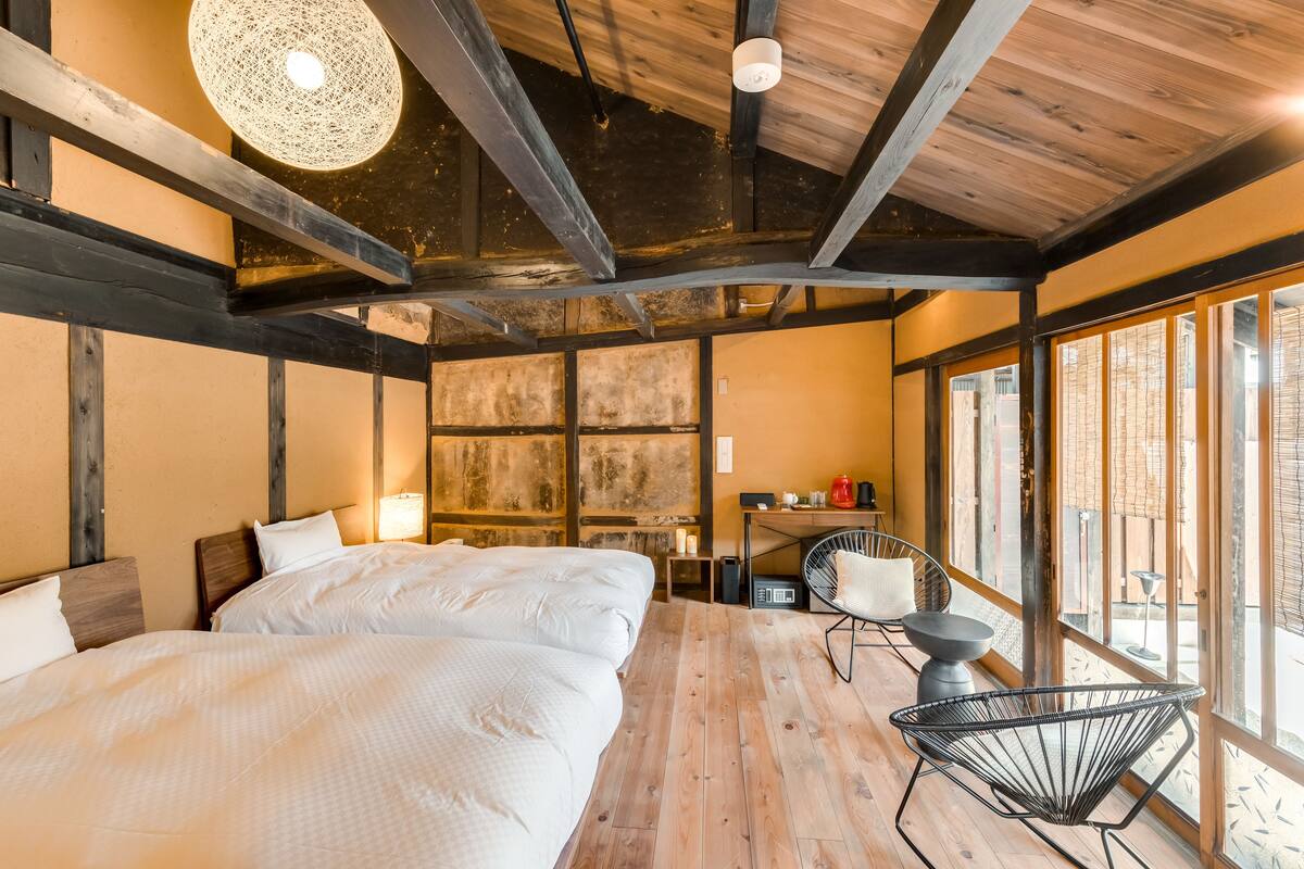 Premium bedding, in-room safe, iron/ironing board, free WiFi
