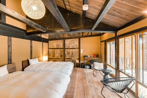 Ropa de cama de alta calidad y caja de seguridad en la habitación 