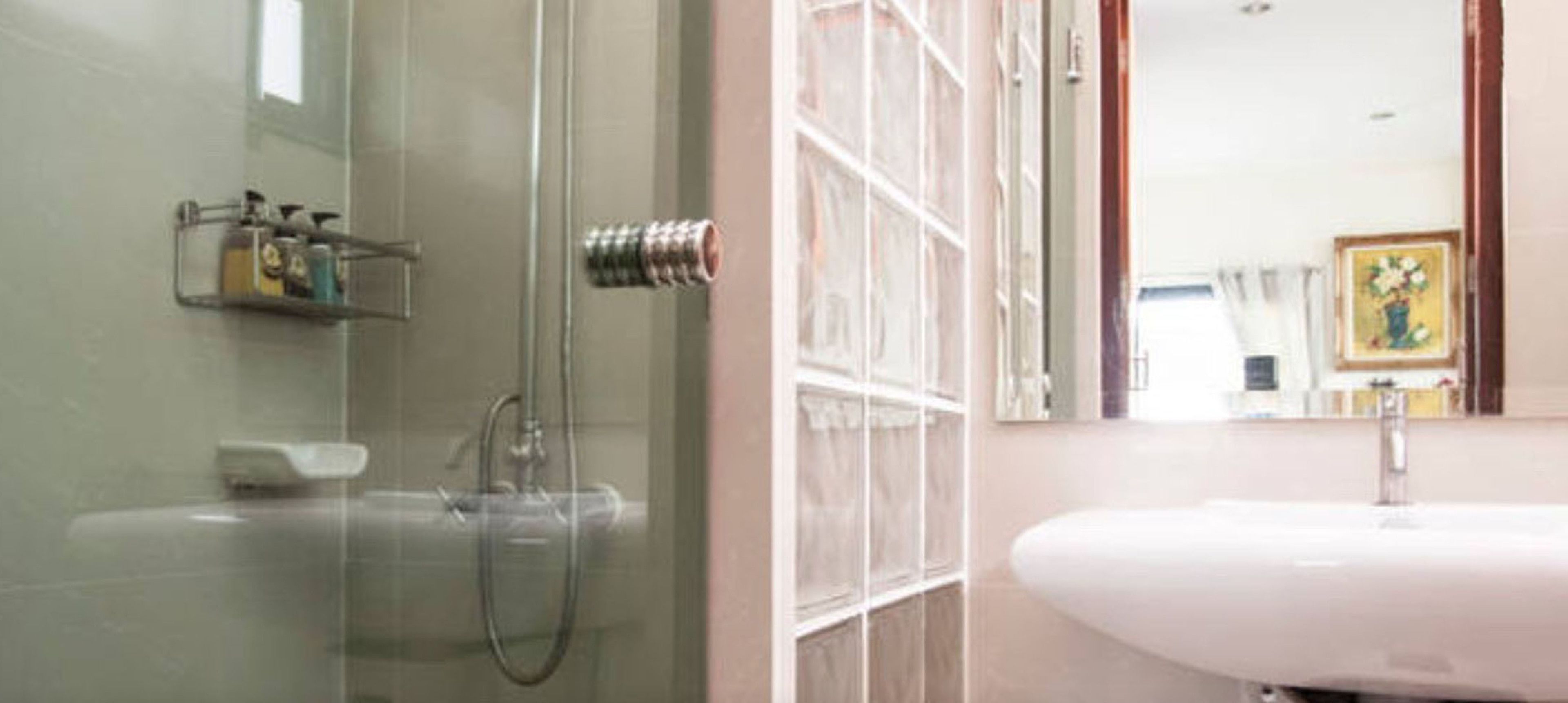 Executive Studio | Bathroom | Shower, rainfall showerhead, slippers, bidet