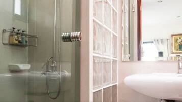 Executive Studio | Bathroom | Shower, rainfall showerhead, slippers, bidet
