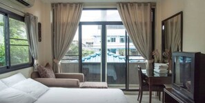 Executive Studio | Egyptian cotton sheets, premium bedding, pillowtop beds, in-room safe - At 1150 villa (Bangkok)