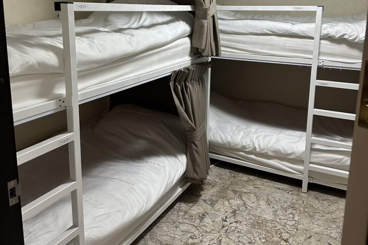 Dormitorio compartido básico | Cortinas blackout y wifi gratis