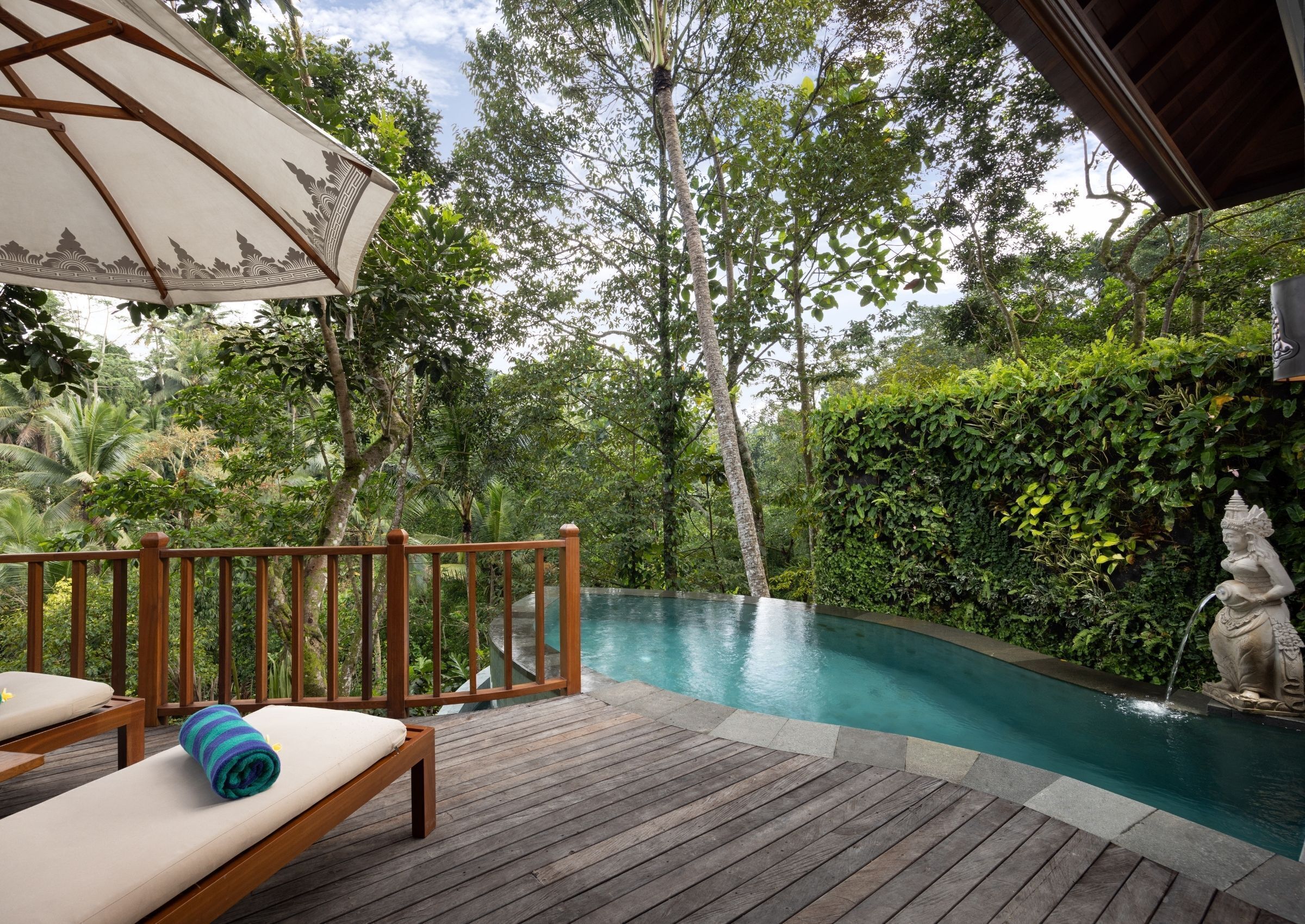 Kolam renang outdoor, dengan kursi berjemur