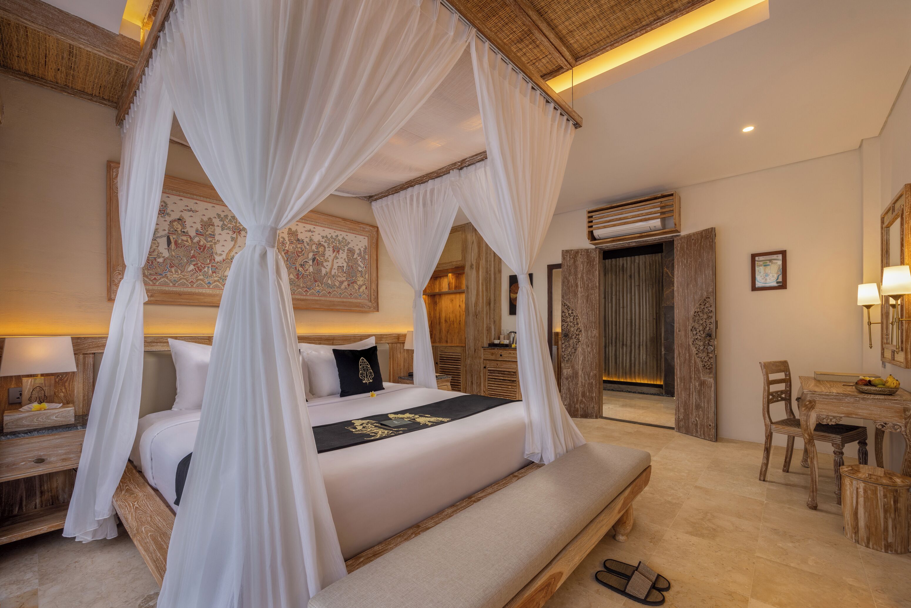 Kayon Garden Suite with Free Benefit | Seprai premium, minibar, brankas, dan meja kerja