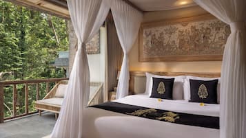 Un dormitorio con cama, cortinas blancas, un balcón y un mural en la pared.