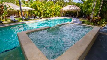 2 piscinas al aire libre, sombrillas, sillones reclinables de piscina