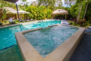 2 piscinas externas, guarda-sóis, espreguiçadeiras