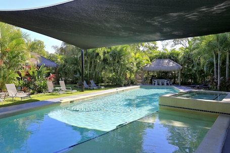 2 piscinas al aire libre, sombrillas, sillones reclinables de piscina