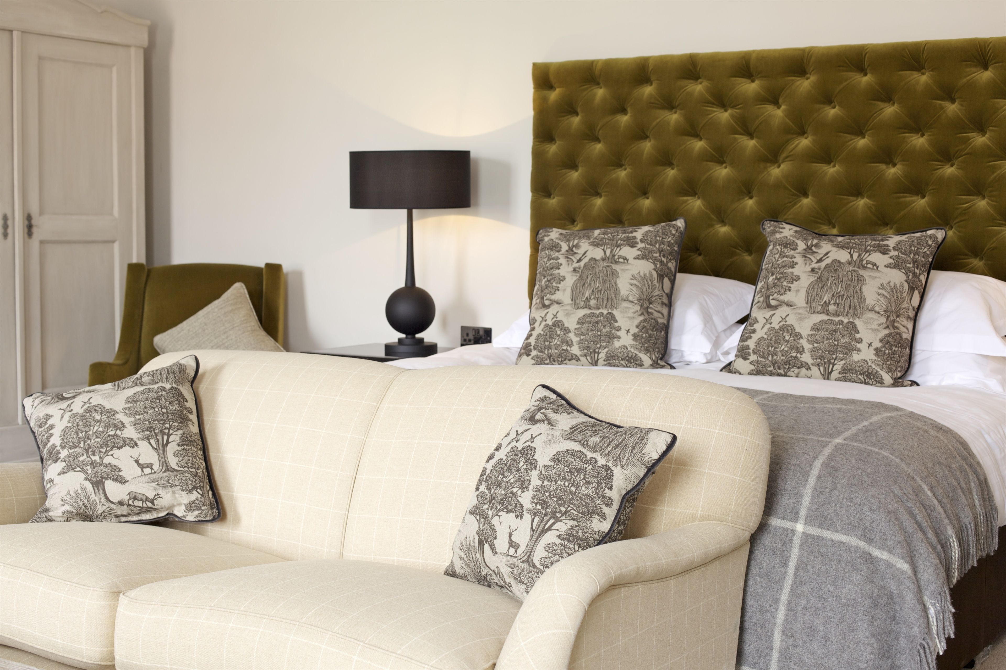 套房, 1 张特大床 | 埃及棉床单、高档床上用品、客房内保险箱、办公桌