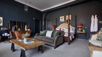 Suite, 1 King Bed | Hypo-allergenic bedding, in-room safe, desk, iron/ironing board