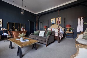 Suite, 1 King Bed | Hypo-allergenic bedding, in-room safe, desk, iron/ironing board - Kings Head (Cirencester)