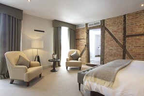 Chambre Deluxe | Literie hypoallergénique, coffre-fort, bureau, fer et planche à repasser