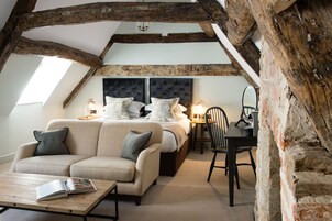 小型套房 | 埃及棉床单、高档床上用品、客房内保险箱、办公桌