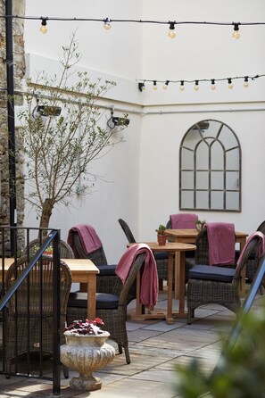 Terrace/patio - Kings Head (Cirencester)