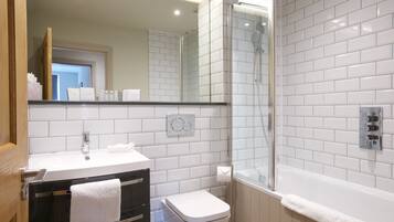 Artículos de higiene personal gratuitos, secador de pelo y toallas