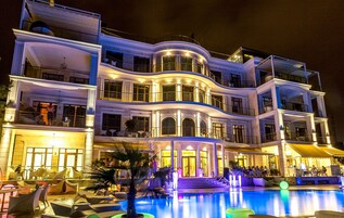 Fachada de la propiedad por la tarde o noche