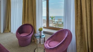 Hypo-allergenic bedding, minibar, in-room safe, desk