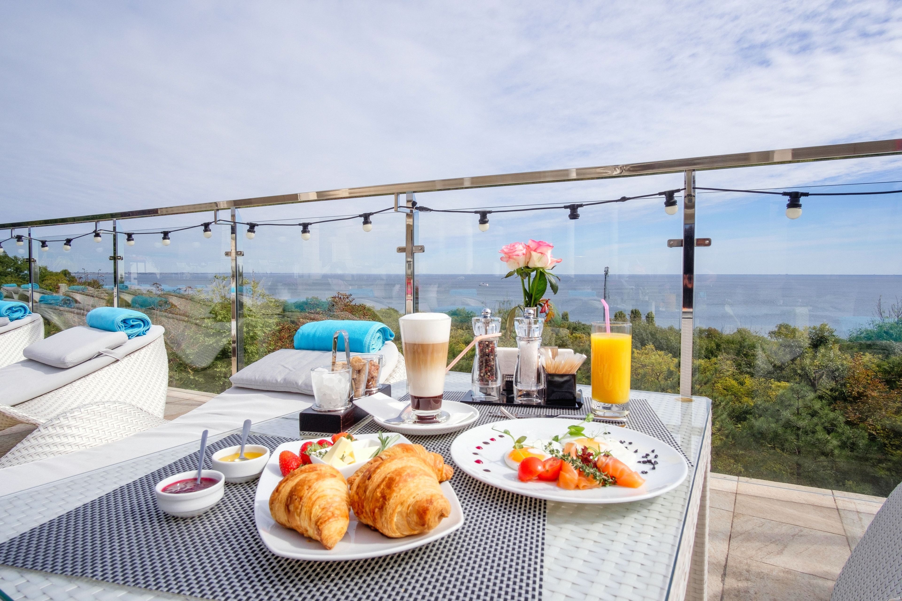 Daily cooked-to-order breakfast (UAH 500 per person)