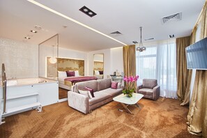 Phòng Suite Executive | Bộ đồ giường kháng dị ứng, minibar, két bảo mật tại phòng, bàn
