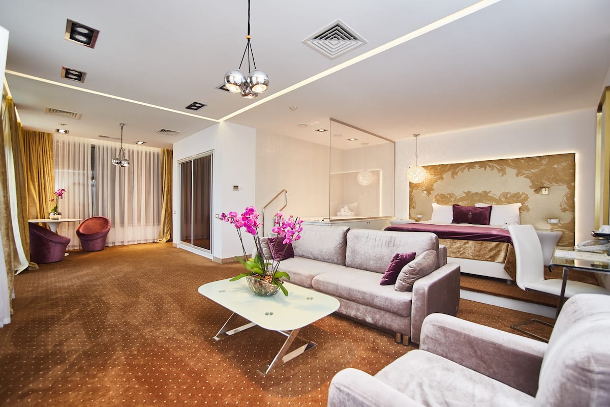 Executive Suite | Hypo-allergenic bedding, minibar, in-room safe, desk