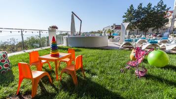 Lunch and dinner served, Mediterranean cuisine