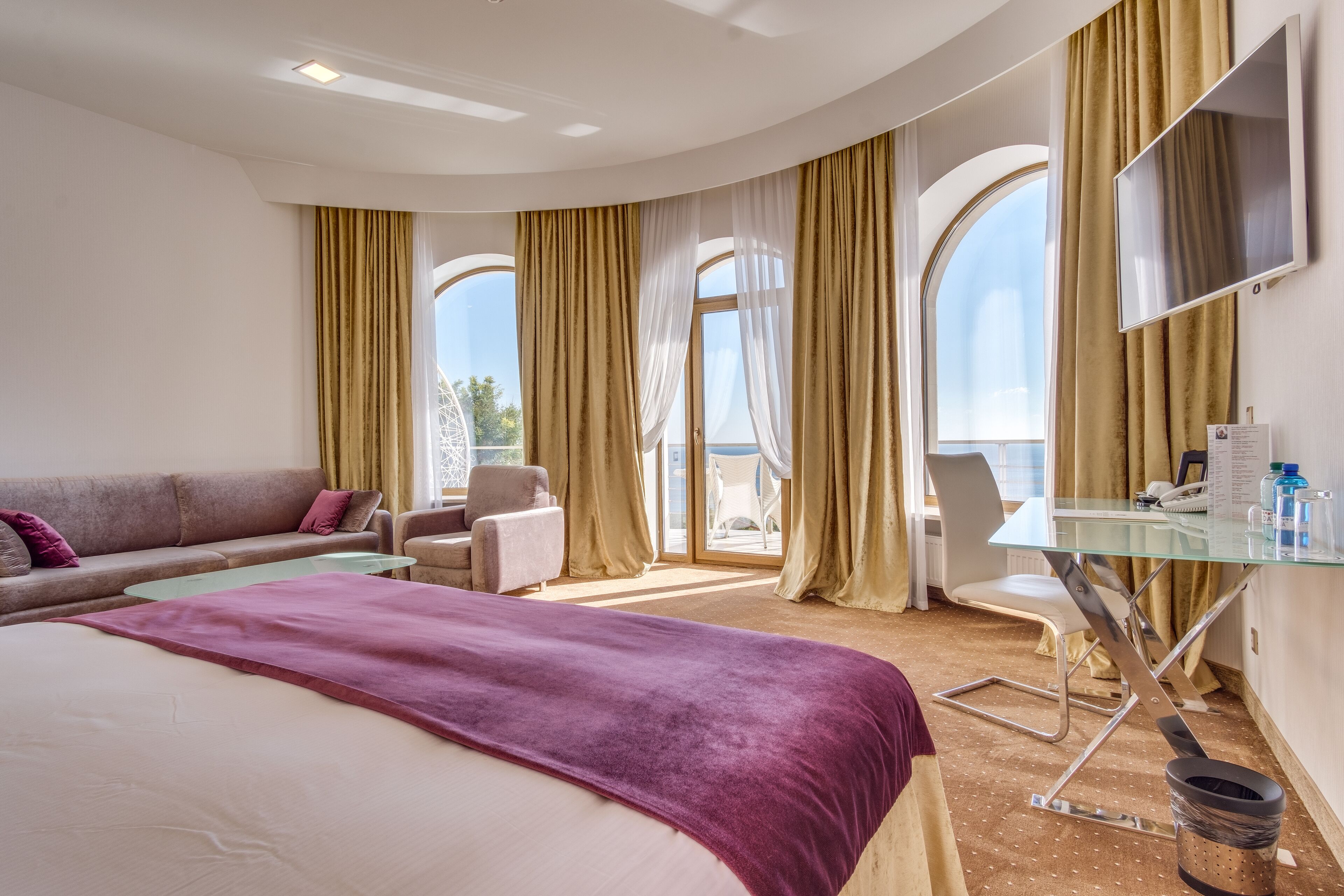 Literie hypoallergénique, minibar, coffres-forts dans les chambres