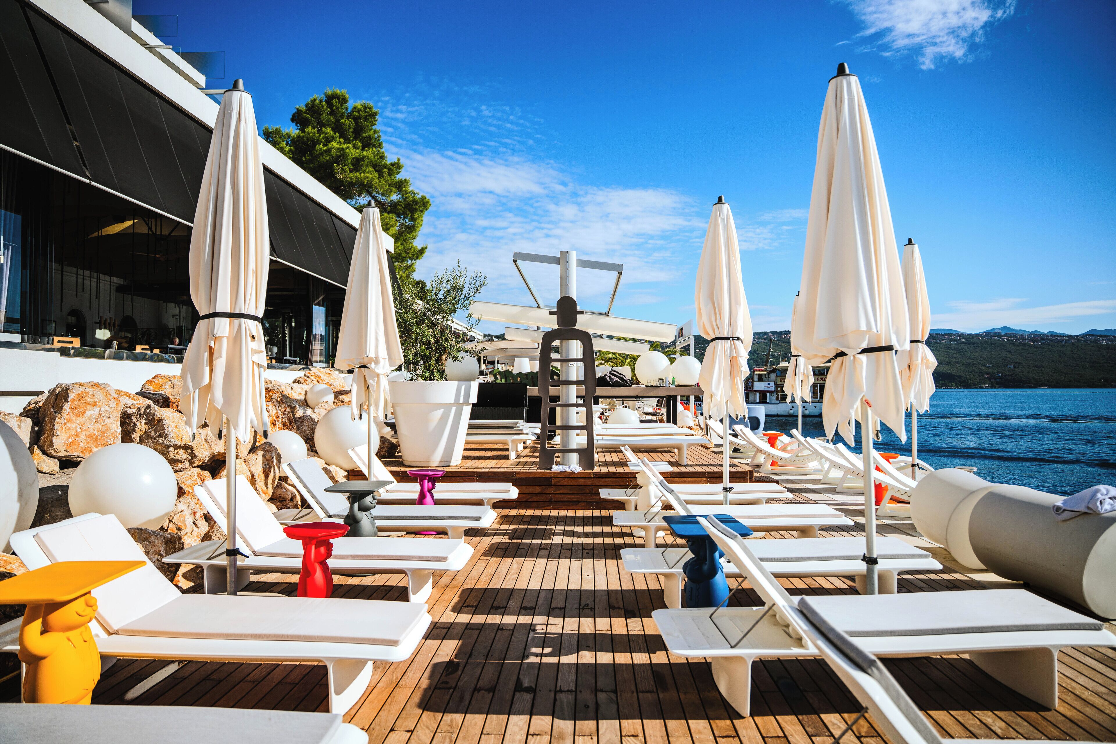 Aan een privéstrand, ligstoelen, parasols, strandlakens