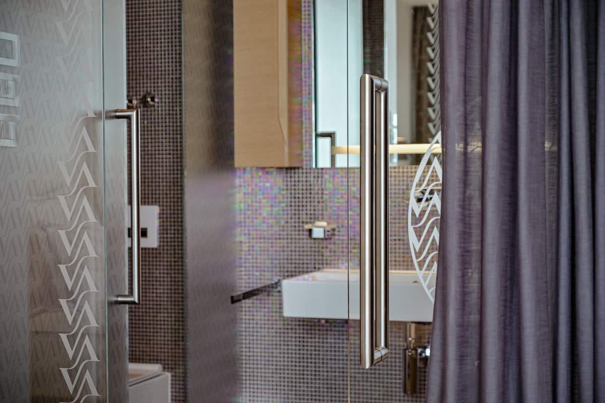 superior double room, 1 king bed, balcony, sea view | bathroom | separate bathtub and shower, jetted bath, rainfall showerhead