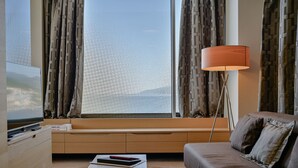 Una sala de estar moderna con un sofá, una mesa de centro y un televisor.