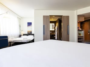 Executive Room, 1 Queen Bed | Free minibar items, in-room safe, desk, laptop workspace