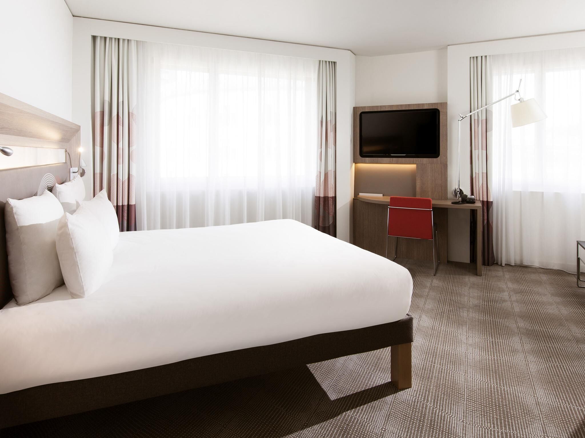 Executive Room, 1 Queen Bed | Free minibar items, in-room safe, desk, laptop workspace