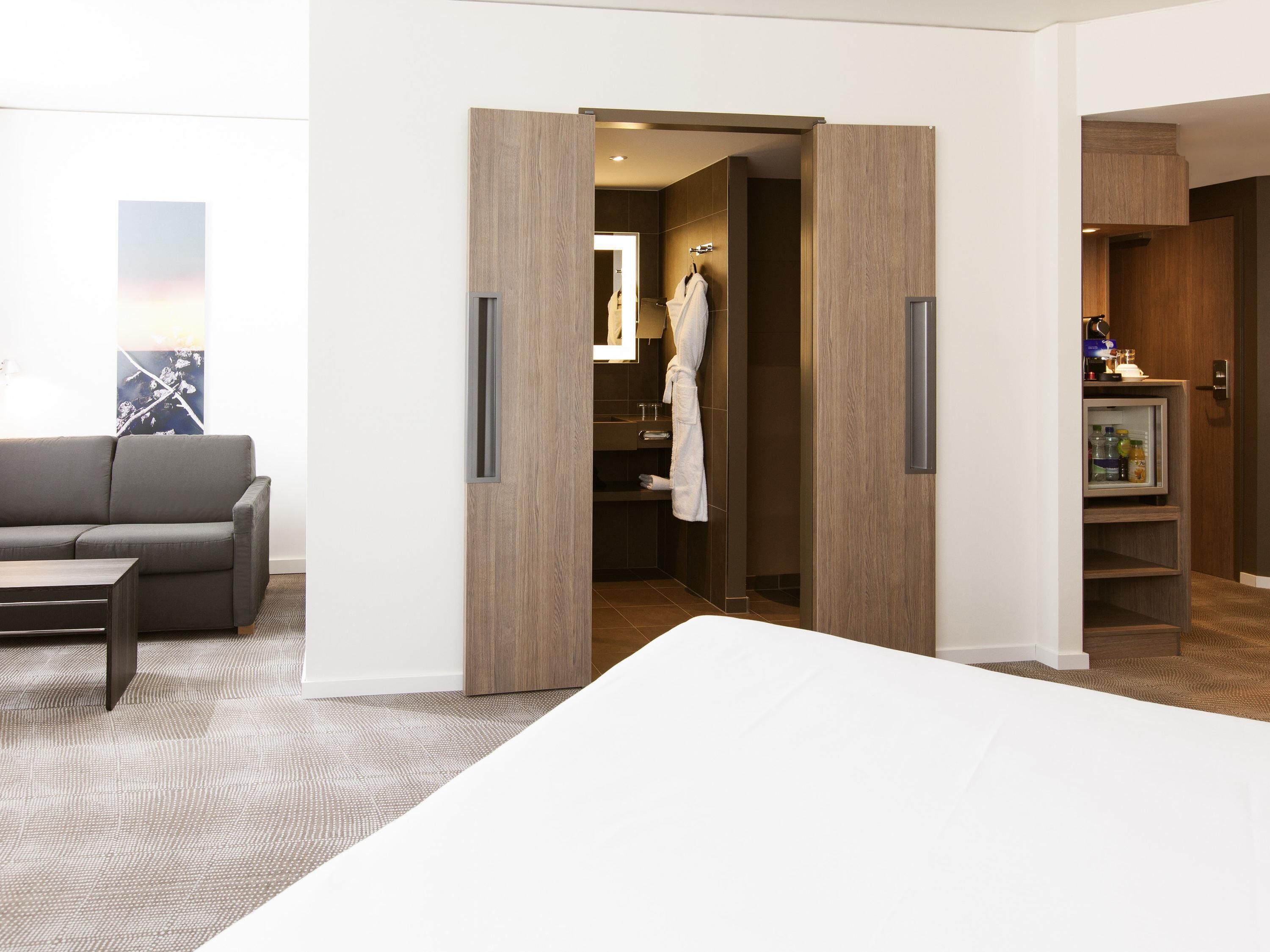 Executive Room, 1 Queen Bed | Free minibar items, in-room safe, desk, laptop workspace