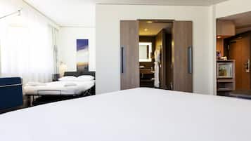 Executive-huone, 1 keskisuuri parisänky | Minibaari (osa tuotteista ilmaisia), tallelokero huoneessa, työpöytä